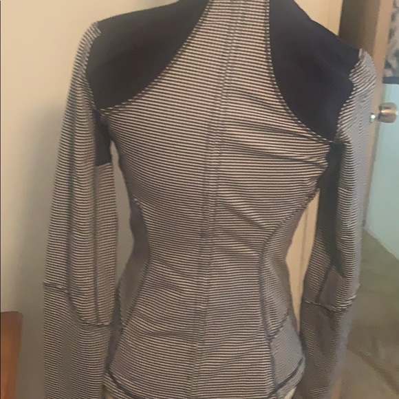 Lululemon blue sipped up jacket size 4 women - Picture 4 of 6